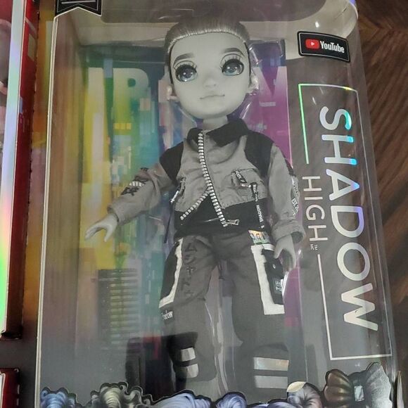 NIP ASH SILVERSTONE SHADOW HIGH DOLL - Picture 6 of 11